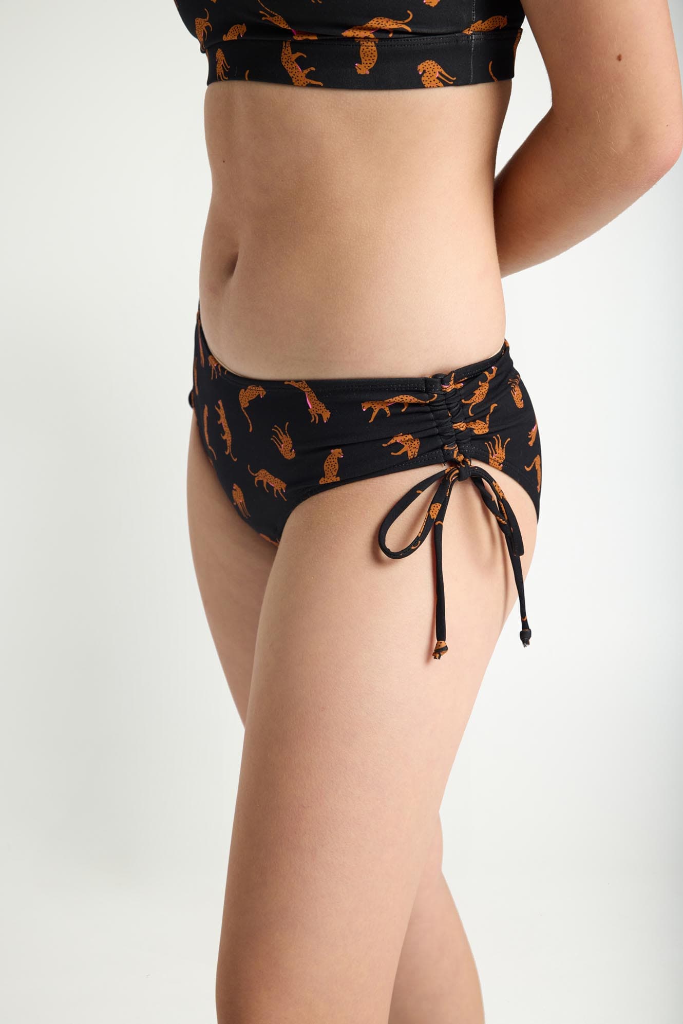 Dívčí menstruační plavky Modibodi Teen High Bikini Cheetah Chase Black spodní díl (MODI4375CCB) 10-12 let - náhled 4